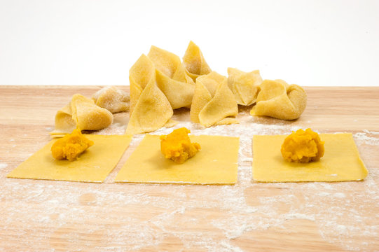 cappellacci ferraresi su spianatoia
