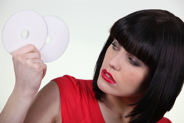 Portrait d'une  femme avec disque compact
