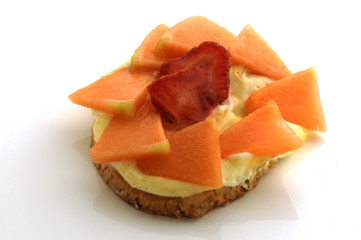 Pasta alla crema con melone e fragole