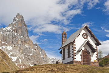 Fototapeta na wymiar Bergkapelle in der Palagruppe