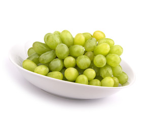 Weintrauben in einer weißen Schale isoliert