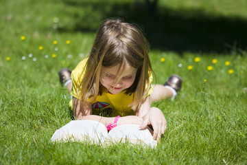 nina leyendo