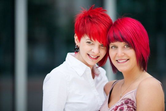 zwei frauen mit rot gefärbten haaren