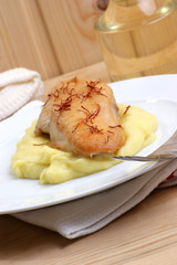 gegrillte Hühnchenbrust auf Kartoffelpüree