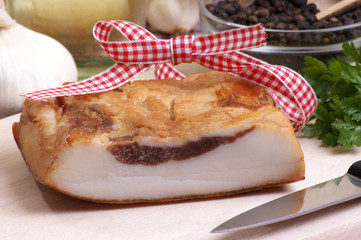 fetter Speck auf einem Holzteller