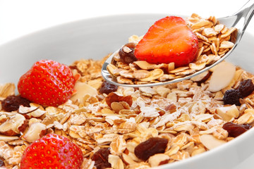 Müsli mit Erdbeeren und Rosinen