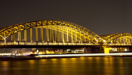 Fototapeta na wymiar Night shot of Hohenzollern bridge, Koln