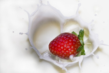 strawberry splash in the milk