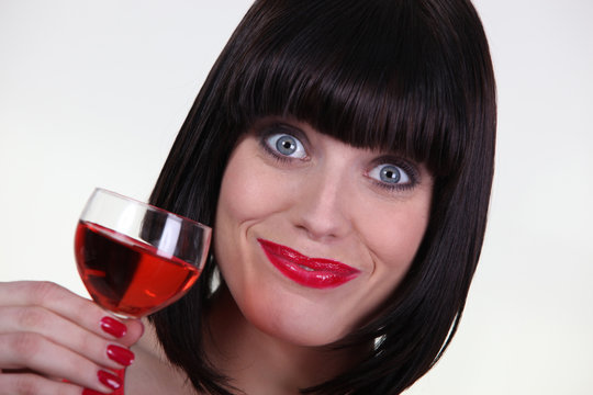 Portrait d'une  femme avec verre de rosé