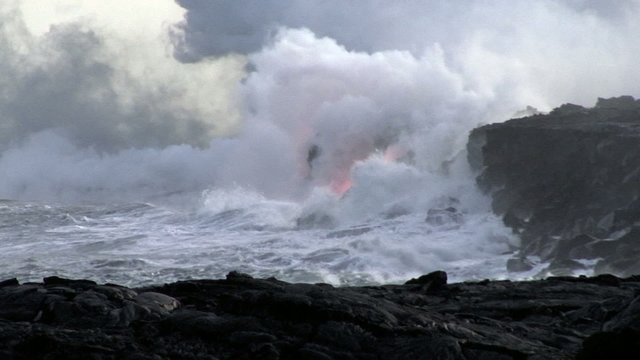 Lava flie&szlig;t in den Ozean 3