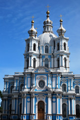 La façade de Smolny dans Saint Petersbourg