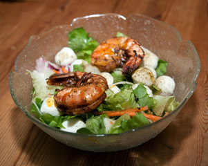 Bunter Salat mit Shrimps