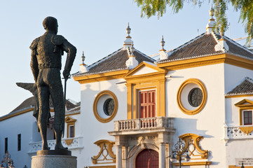 Estatua de Pepe Luis V&aacute;zquez y la Real Maestranza Sevilla
