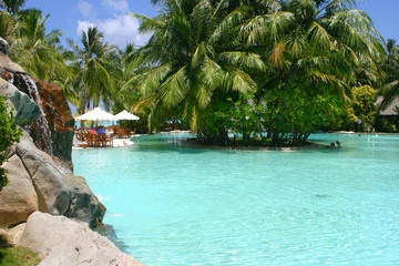 Fototapeta na wymiar Malediven: Swimmingpool mit Wasserfall am Meer