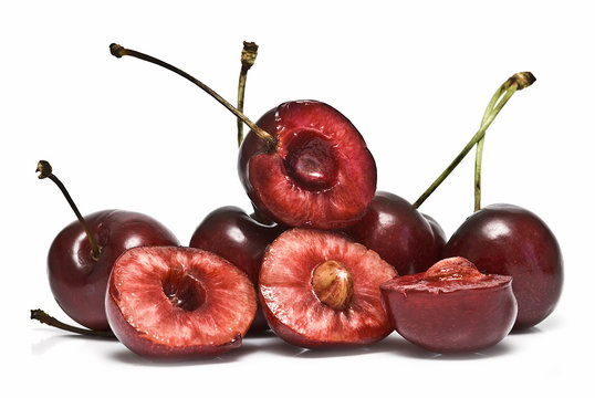 Cerezas enteras y cortadas.