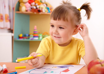 Little girl draw with felt-tip pen