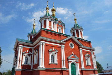 Fototapeta na wymiar Eglise rouge dans Kolomna