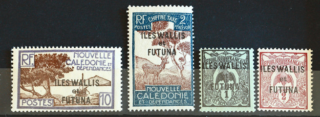 4 anciens timbres de Wallis et Futuna
