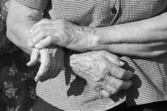 hands of old womans