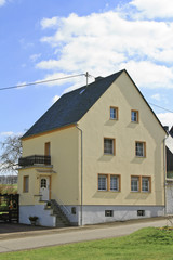 Gelbes Wohnhaus im Hunsrück