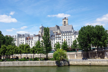 Fototapeta na wymiar Paris quai de l'hotel de villle
