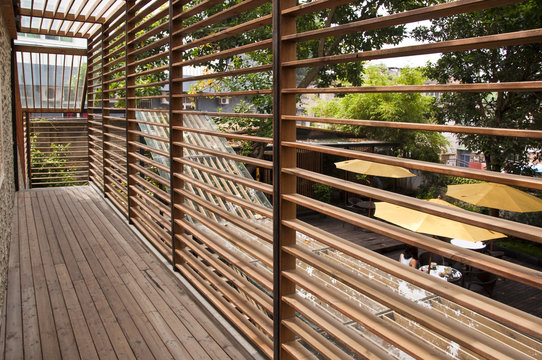 Architecture design en bois, maison moderne avec espace ext&eacute;rieur