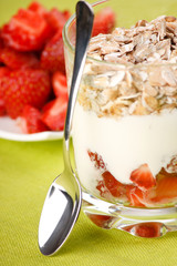 yoghurt with granola