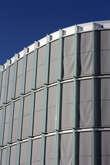 Sonnenblenden an Geschäftshaus