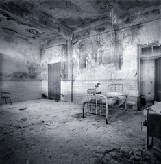 Habitación de hospital en ruinas