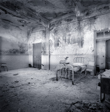 Habitaci&oacute;n de hospital en ruinas