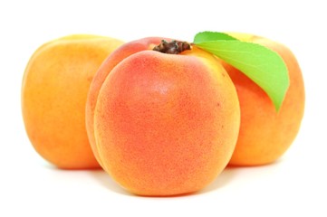 Drei Aprikosen