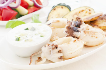 Sepia mit Tzatziki und Gemüse