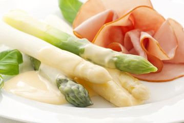 Spargel mit Schinken