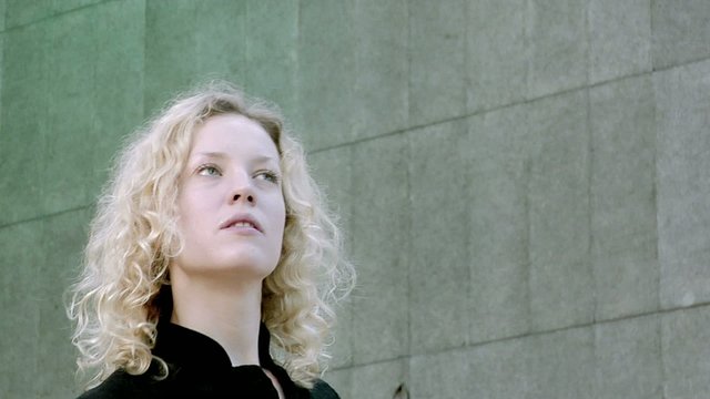 Ragazza scandinava gira il viso e sorride