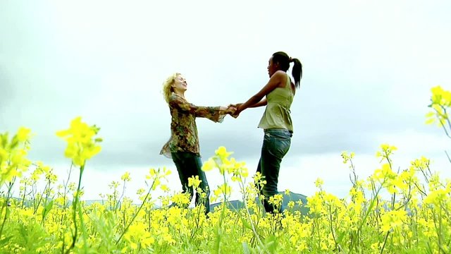 Due giovani donne fanno il girotondo
