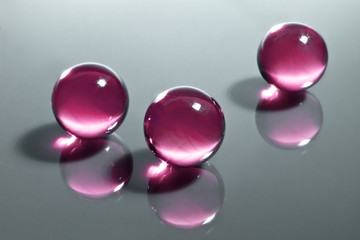 Красные стеклянные шарики