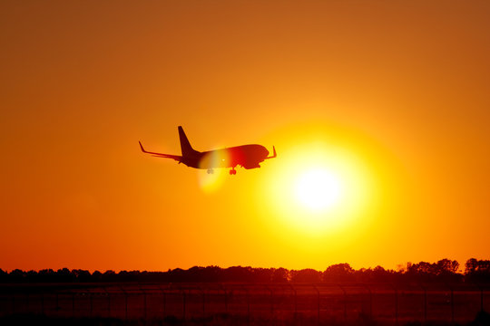 Flugzeug im Sonnenuntergang