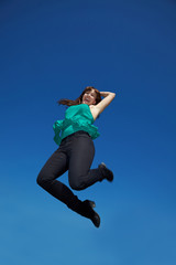 Europ&auml;erin springt vor blauem Himmel