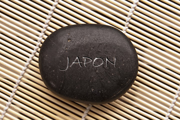Fototapeta na wymiar Mot Japon sur un galet noir