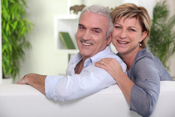 Portrait d'un couple de seniors souriants
