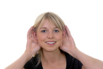 Junge Frau hört zu