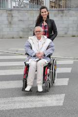 Jeune femme accompagnant personne âgée