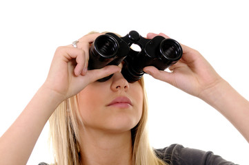 Junge Frau mit Fernglas