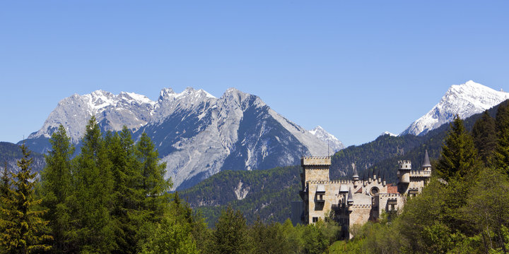 panorama schlo&szlig; seefeld in tirol und wettersteingebirge