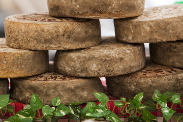 Tomme de Savoie Käse gestapelt auf Wocjenmarkt