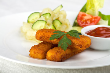 drei Fischstäbchen und Kartoffelsalat