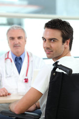 Médecin et jeune infirme
