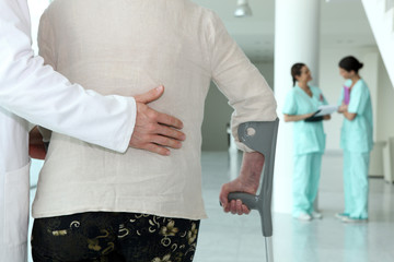 Médecin accompagnant une patiente
