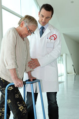 Médecin accompagnant une patiente