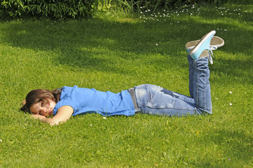 Jugendliche auf einer Wiese